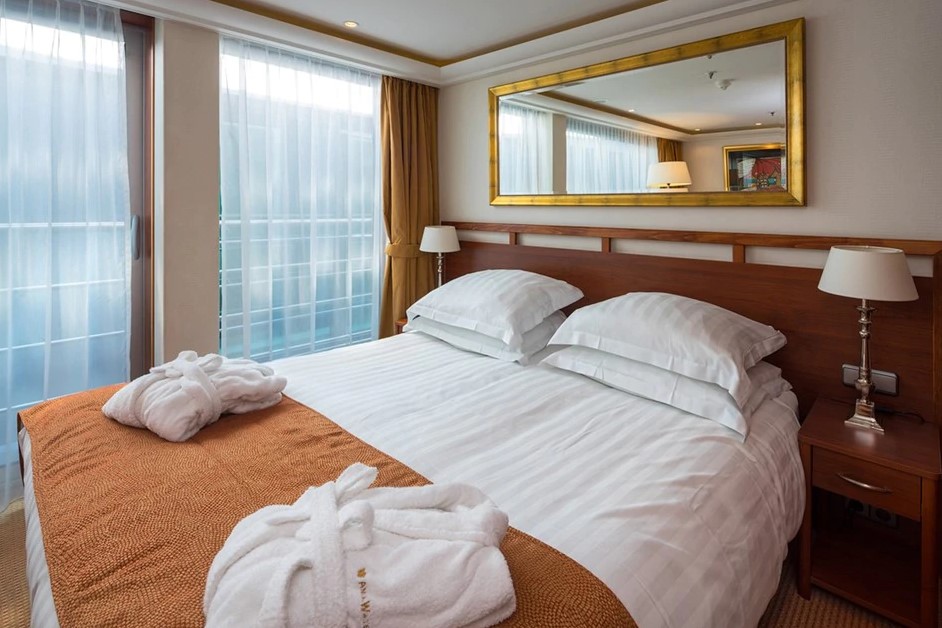AmaWaterways - AmaCello - Suite.jpg